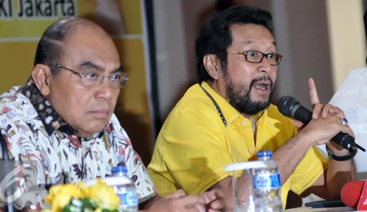 Ketua (Plt) DPD Partai Golkar DKI Jakarta Yorrys Raweyai (kanan) saat konferensi pers terkait deklarasi dukungan untuk Basuki Tjahaja Purnama menjadi Gubernur DKI pada Pilgub 2017 mendatang, Jakarta, Selasa (14/6). (Liputan6.com/Johan Tallo)
