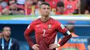 Piala Dunia 2014 meninggalkan kesan yang sangat pedih bagi Timnas Portugal. Dihuni amunisi nan mumpuni di semua lini, tim asuhan Paulo Bento itu tersingkir setelah terdampar di posisi ketiga Grup G. Piala Dunia yang berlangsung di Brasil ini merupakan torehan terburuk bagi CR7 di timnas. (AFP/Gabriel Bouys)
