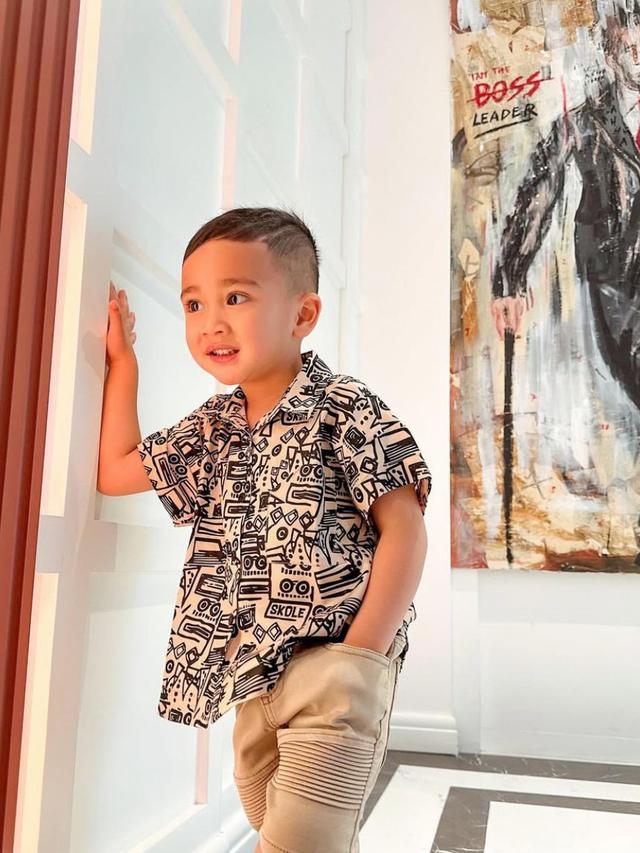 5 Potret Rayyanza Berpose Tirukan Gaya Ikonik Raffi Ahmad, Tingkahnya Super Menggemaskan. (credit: instagram.com/raffinagita1717)