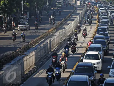 Sejumlah kendaraan bermotor nekat menerobos jalur Busway dikawasan Mampang, Jakarta, Senin (18/4/2016). Meski sudah ada aturan denda, mereka tetap nekat menerobos jalur tersebut. (Liputan6.com/Faizal Fanani)