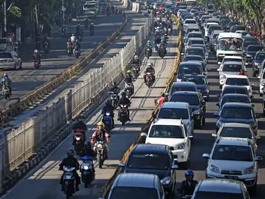 Sejumlah kendaraan bermotor nekat menerobos jalur Busway dikawasan Mampang, Jakarta, Senin (18/4/2016). Meski sudah ada aturan denda, mereka tetap nekat menerobos jalur tersebut. (Liputan6.com/Faizal Fanani)