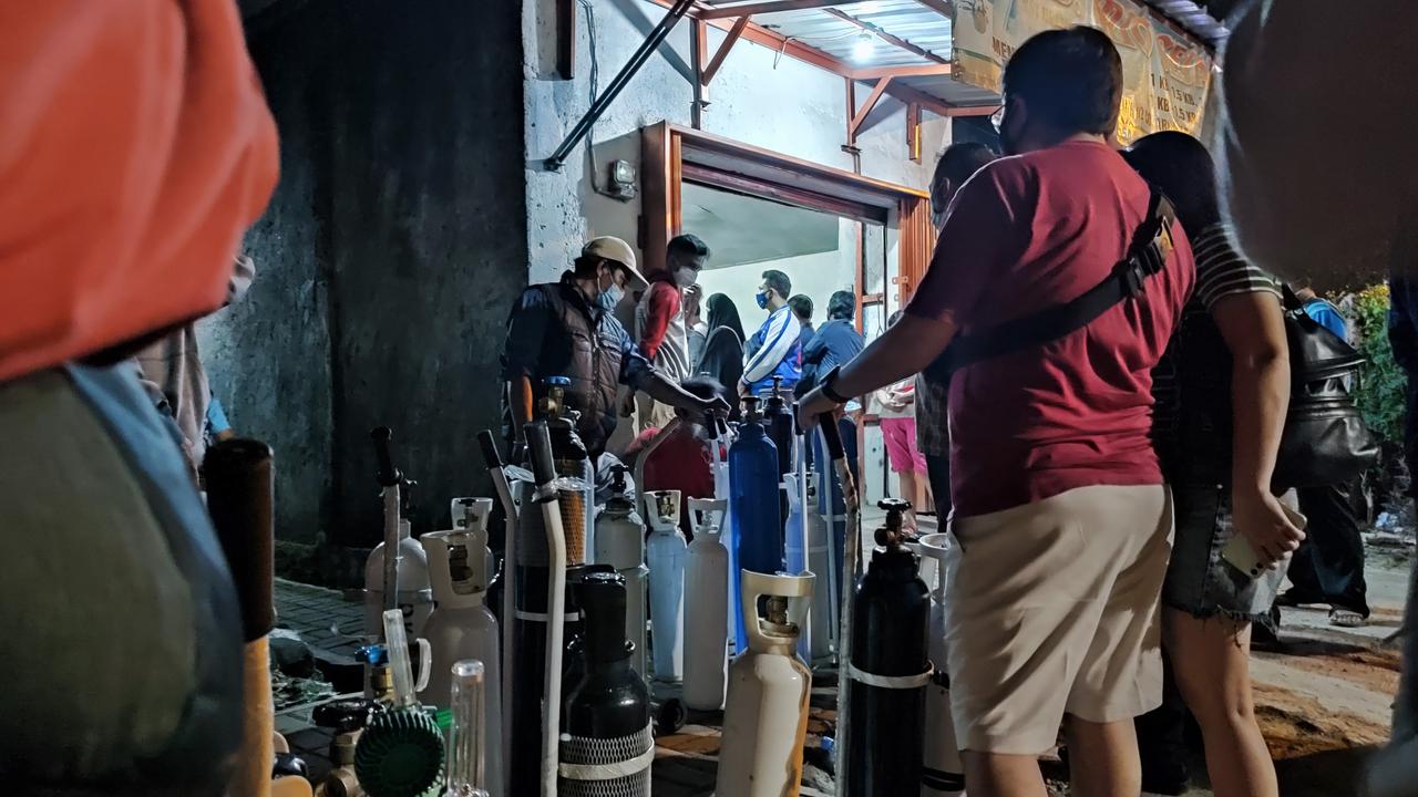 Tempat pengisian ulang oksigen di Kota Bogor tak pernah sepi. Bahkan warga rela antre berjam-jam sebelum depo pengisian oksigen buka.