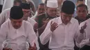 Presiden Joko Widodo dan Wakil Presiden Jusuf Kalla berdoa saat melaksanakan salat Jumat bersama dalam Aksi Bela Islam Jilid 3 di Monumen Nasional, Jakarta, Jumat (2/12). (Liputan6.com/Faizal Fanani)