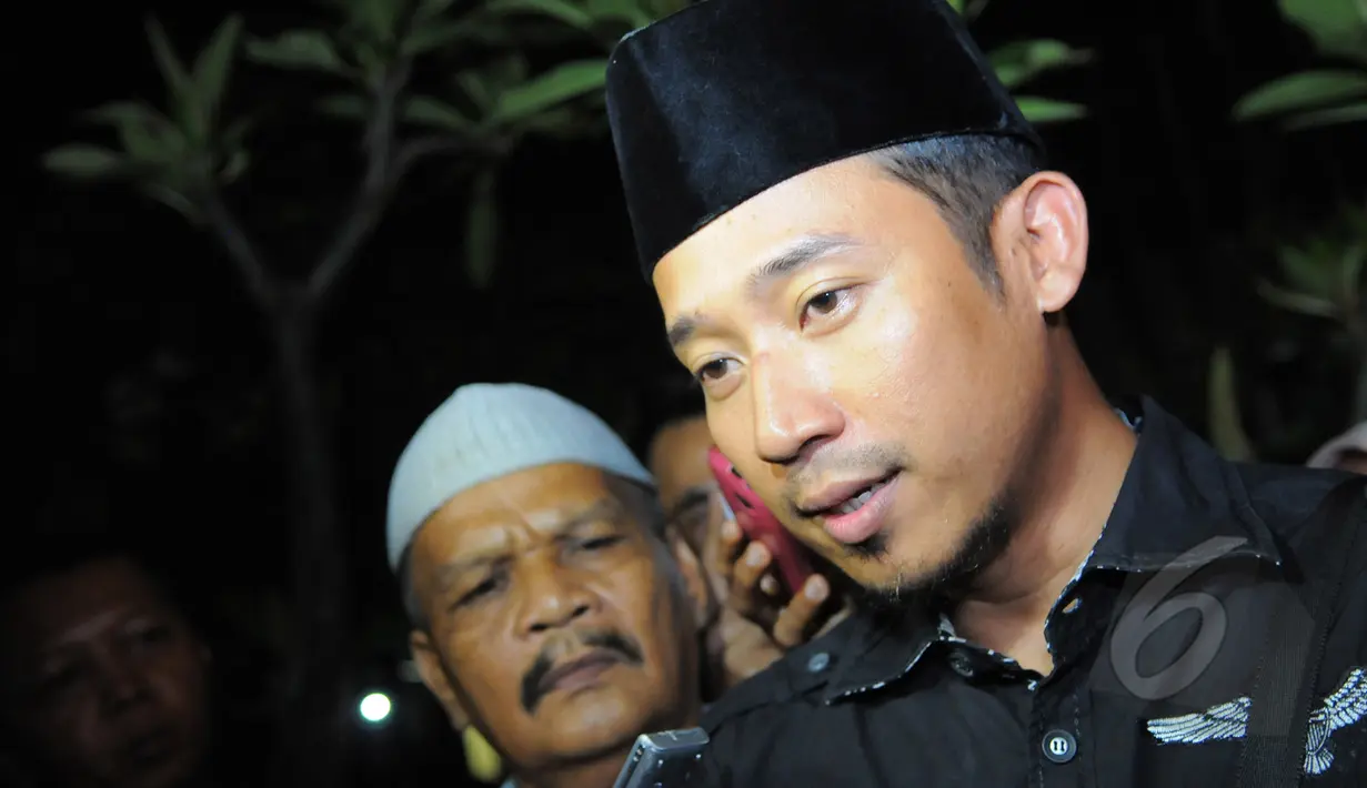 Artis dan sahabat Olga Syahputra, Deni Cagur terlihat mendatangi rumah Olga Syahputra di kawasan Duren Sawit, Jakarta Timur, Jumat (27/3/2015). Deni mengaku sangat kehilangan Olga (Liputan6.com/Faisal R Syam)