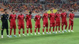 Para pemain starting XI Timnas Iran U-17 berbaris menyanyikan lagu kebangsaan Iran sebelum dimulainya laga pertama Grup C Piala Dunia U-17 2023 menghadapi Timnas Brasil U-17 di Jakarta International Stadium (JIS), Jakarta, Sabtu (11/11/2023). (Bola.com/Ikhwan Yanuar)