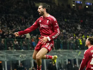 Pemain Liverpool, Dominik Szoboszlai, melakukan selebrasi setelah mencetak gol ke gawang Inter Milan pada matchday 6 fase grup Liga Champions 2025/2026 di Stadion Giuseppe Meazza, Rabu (10/12/2025) dini hari WIB. (AP Photo/Luca Bruno)