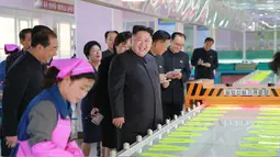 Pemimpin Korea Utara Kim Jong-Un mengecek sepatu saat mengunjungi pabrik sepatu Ryuwon di Pyongyang 19 Oktober 2017. (AFP Photo/KCNA Via KNS/Str/South Korea Out/Republic Of Korea Out)