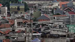 Pemandangan pemukiman padat penduduk dengan latar gedung bertingkat di Jakarta Pusat, Kamis (31/1). Berdasarkan survei Euromonitor International, Jakarta akan menjadi kota paling padat di dunia pada 2030. (Liputan6.com/Faizal Fanani)