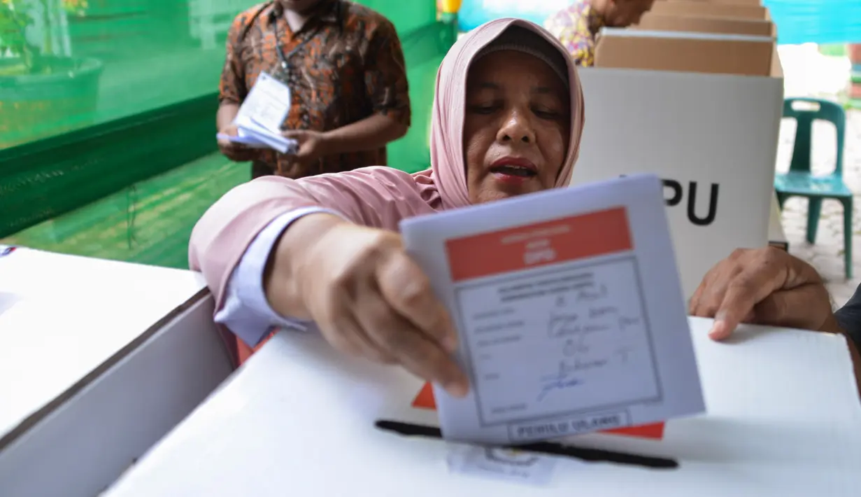 Warga memasukan surat suara yang telah dicoblos pada pemungutan suara ulang pemilu 2019 di TPS-6 Desa Lamteumen Timur, Banda Aceh, Aceh, Kamis (25/4). Pemungutan suara ulang karena adanya penggunaan formulir C6 pemilih yang telah meninggal pada pemilu 17 April lalu. (CHAIDEER MAHYUDDIN/AFP)