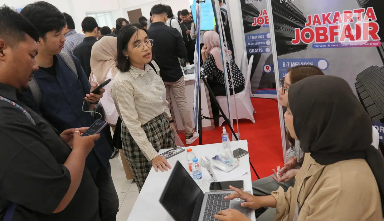 Beberapa pencari kerja saat menghadiri gelaran Job Fair Jakarta di Gelanggang Olahraga (GOR) Kemayoran, Selasa (6/5/2025). (Liputan6.com/Herman Zakharia)