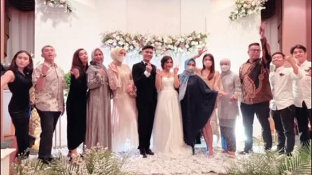6 Momen Reuni Pemain Tukang Bubur Naik Haji di Pernikahan Adam Rama