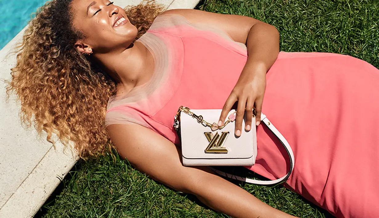 Potret terakhir, Naomi Osaka tampil bright dengan outfit bernuansa pink. Membuktikan perempuan kulit tan juga bisa tampil cantik mengenakan dress ini. (Louis Vuitton)