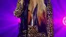 Avril Lavigne saat menyanyikan lagu selama tampil di Academy of Country Music Honours ke-15 di Ryman Auditorium di Nashville, Tennessee pada 24 Agustus 2022. Penyanyi berusia 37 tahun itu mencoba untuk menciptakan kembali ansambel berkerudung ikonik yang dikenakan oleh pria Kanada berusia 56 tahun itu sebagai tumpangan seksi dalam video musiknya tahun 1998 untuk That Don't Impress Me Much. (Jason Kempin/Getty Images for ACM/AFP)