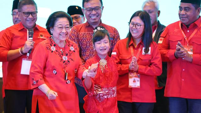 Rayakan Ultah ke-78 Bareng Anggota Legislatif PDIP, Megawati Tumpengan hingga Dihadiahi Lukisan