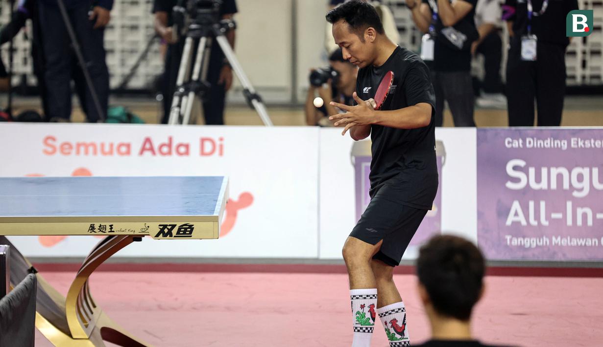 Denny Cagur terlihat memakai kaos kaki berwarna putih dengan logo ayam jago yang biasa digunakan di mangkok saat bertanding melawan Cing Abdel di Turnamen Olahraga Selebriti Indonesia. (Bola.com/Abdul Aziz)