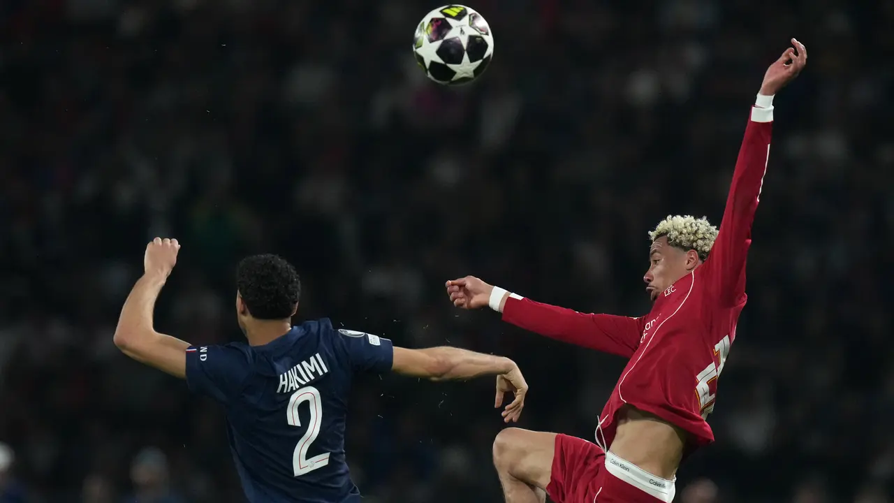 Pemain PSG Achraf Hakimi (kiri) dan pemain Liverpool Hugo Ekitike berebut bola