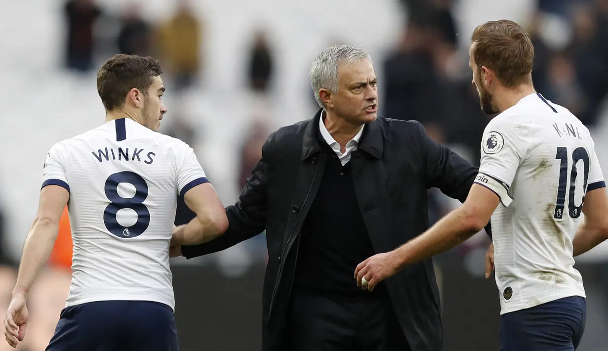 Pelatih Tottenham, Jose Mourinho, merayakan kemenangan atas West Ham pada laga Premier League di Stadion London, London, Sabtu (23/11). West Ham kalah 2-3 dari Tottenham. (AFP/Adrian Dennis)