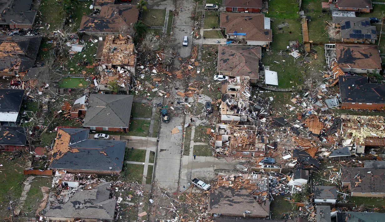 Sejumlah rumah rusak dan hancur setelah dihantam tornado yang melanda wilayah New Orleans, AS (7/2). Badan Cuaca Nasional AS mengonfirmasi tiga tornado telah terjadi di Kota New Orleans. (AP Photo/Gerald Herbert)
