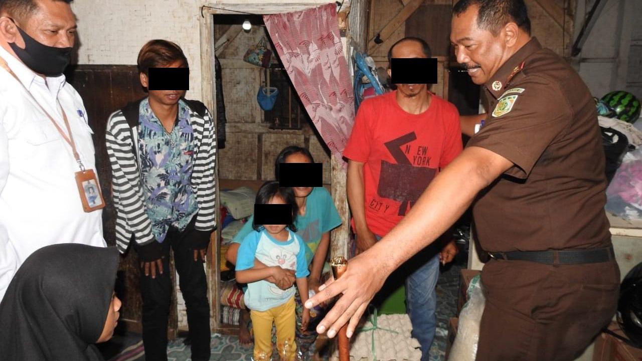 Kepala Kejari Garut Sugeng Hariadi saat mengunjungi rumah keluarga AJ, bapak yang mencuri HP demi anaknya agar bisa sekolah online