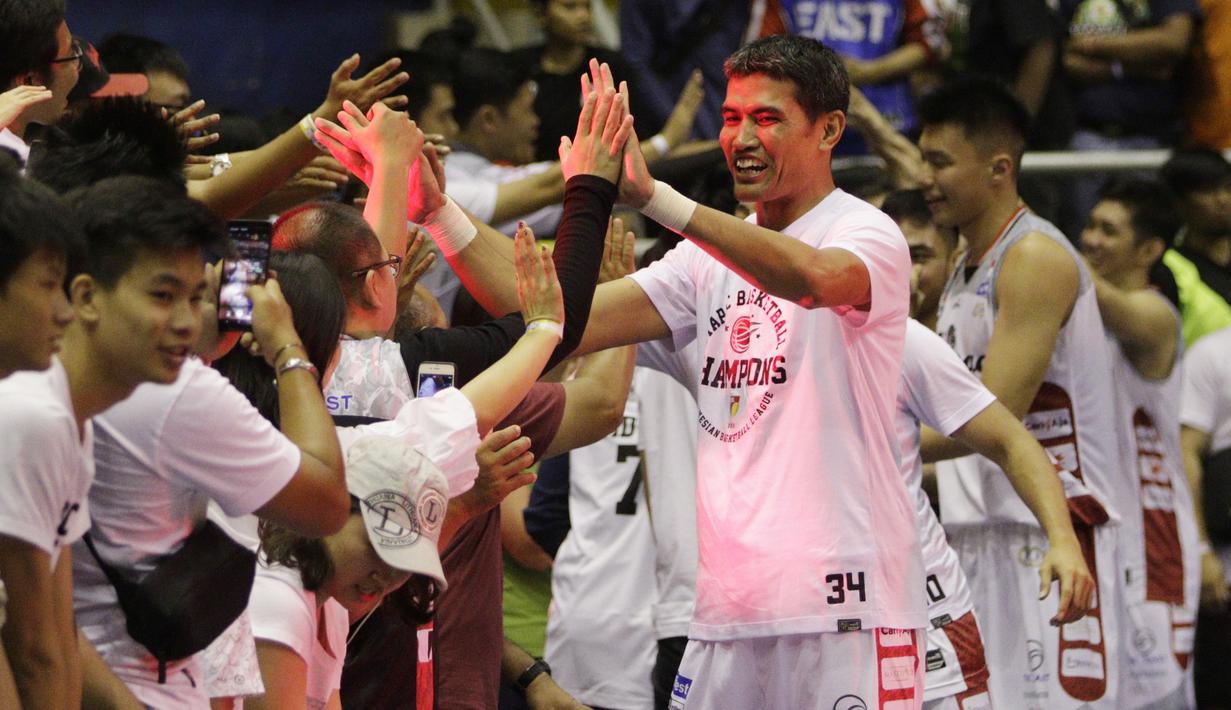 Pebasket Stapac Jakarta, Muhammad Thoyib, menyapa fans saat merayakan gelar juara usai mengalahkan Satria Muda Jakarta pada laga final IBL 2019  di C-Tra Arena, Bandung, Sabtu (23/3). Stapac menang 74-56 atas Satria Muda. (Bola.com/M Iqbal Ichsan)