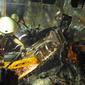 Petugas memotong puing yang menghimpit korban kecelakaan kereta api di perlintasan Kramat, Senen, Jakarta, Selasa (13/6). Petugas menemukan dua orang yang tewas terbakar. (Liputan6.com/Helmi Afandi)