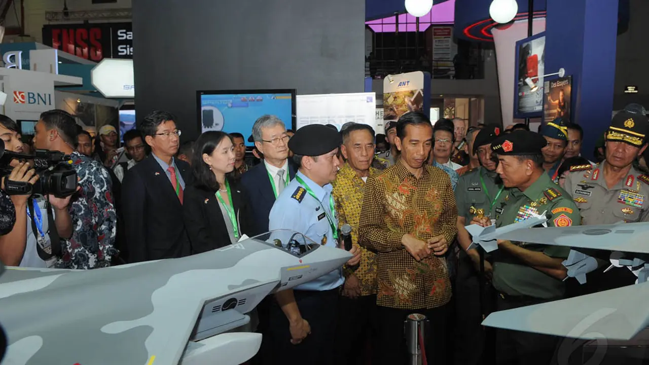 Ekspresi Jokowi Lihat Aneka Senjata 