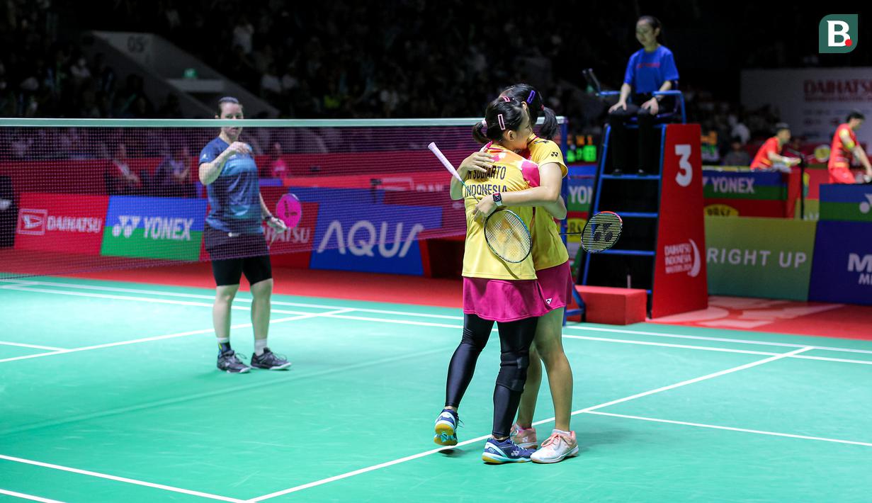 <p>Selebrasi ganda putri Indonesia, Lanny Tria Mayasari/Ribka Sugiarto setelah mengalahkan pasangan Belanda, Debora Jille/Cheryl Seinen pada babak perempatfinal Daihatsu Indonesia Masters 2024 di Istora Senayan, Jakarta, Jumat (26/1/2024). Lanny/Ribka menang dua game langsung dengan skor 21-10, 21-16. (Bola.com/Bagaskara Lazuardi)</p>