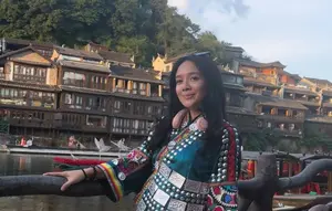 Dea Ananda Liburan ke China, Naik Eskalator ke Puncak Gunung Tianmen
