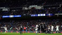 Bek Real Madrid, Sergio Ramos (kiri) melakukan tendangan bebas saat menghadapi Leganes dalam laga Copa del Rey di Santiago Bernabeu, Madrid, Spanyol, Rabu (9/1). Real Madrid mengalahkan Leganes 3-0. (AP Photo/Manu Fernandez)