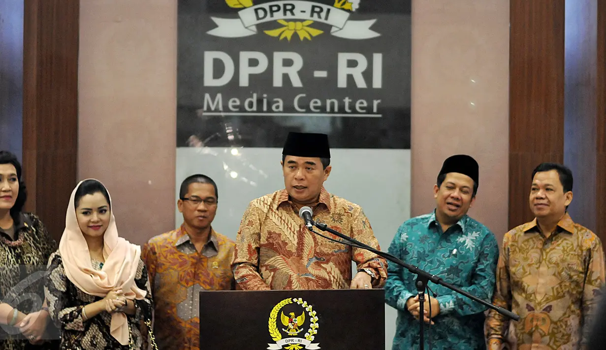 Ketua DPR Ade Komarudin (tengah) didampingi Wakil Ketua DPR Fahri Hamzah dan Pimpinan Alat Kelengkapan Dewan menyampaikan hasil rapat Badan Musyawarah DPR di Komplek Parlemen Senayan, Jakarta, Rabu (27/1). (Liputan6.com/JohanTallo)