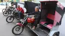 Pengemudi ojek becak motor menunggu penumpang di salah satu perumahan di kawasan Meruya, Jakarta, Selasa (19/11/2019). Pesatnya perkembangan teknologi transportasi seperti ojek berbasis aplikasi, mengakibatkan keberadaan becak motor di Ibukota hampir punah. (Liputan6.com/Herman Zakharia)