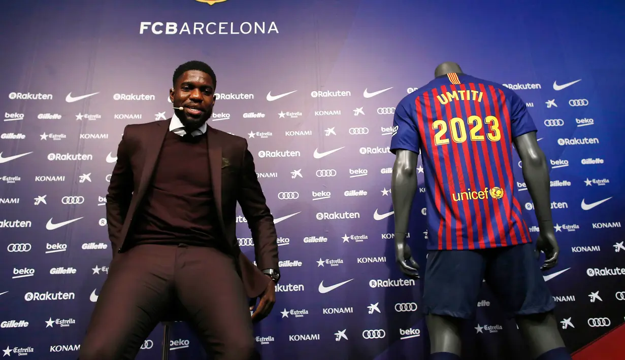 Bek asal Prancis, Samuel Umtiti menghadiri pengumuman perpanjangan kontraknya di stadion Camp Nou, Senin (4/6). Umtiti mendapatkan kontrak baru berdurasi lima tahun, yang akan mengikatnya di Camp Nou hingga 2023. (AP/Manu Fernandez)