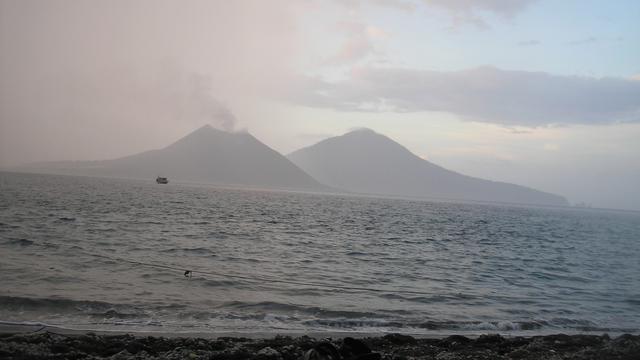Pemandangan Gunung Anak Krakatau dengan Gunung Rakata dari Pulau Sertung