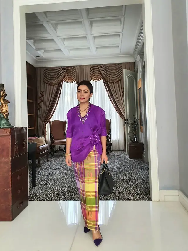 6 Potret Mayangsari Hadiri Pernikahan Danny Rukmana, Kompak dengan Keluarga Cendana