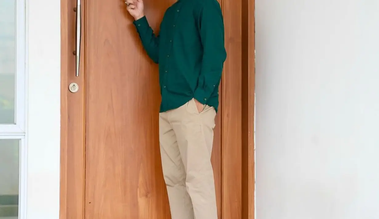 Melihat gaya penuh pesona Abidzar Al-Ghifari dalam balutan busana kasual. Ia mengenakan atasan hijau lengan panjang berkerah koko, dipadu dengan celana panjang beige. [Foto: Instagram/abdizar73]