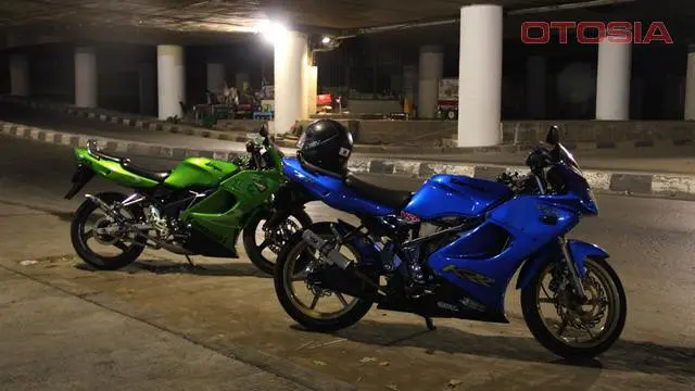 Dua generasi berbeda Ninja 150 RR (Otosia.com/Nazar Ray)