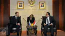Ketua DPD RI Irman Gusman (kanan) berbincang dengan Menteri Perindustrian dan Perdagangan Rusia Denis Manturov di kantor DPD RI Jakarta, Jumat (8/1). Denis Manturov untuk membahas kerja sama ekonomi antara Indonesia dan Rusia. (Liputan6.com/Faisal R Syam)