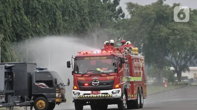 Penyemprotan Disinfektan di Kompleks Monas
