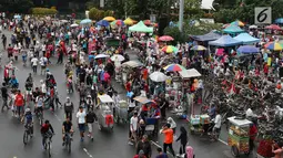 Suasana saat warga memadati Jalan Jendral Sudirman dan MH Thamrin ketika pelaksanaan car free day (CFD) di Jakarta, Minggu (11/2). Mereka berolahraga atau sekadar berjalan-jalan di hari bebas kendaraan tersebut. (Liputan6.com/Immanuel Antonius)