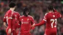 Menit ke-36, aksi Jeremie Frimpong berhasil menggandakan keunggulan Liverpool. Tampak dalam foto, bek Liverpool asal Belanda, Jeremie Frimpong (tengah) merayakan gol kedua timnya saat pertandingan putaran ketiga Piala FA Inggris melawan Barnsley di Stadion Anfield, pada Senin 12 Januari 2026 waktu setempat atau Selasa (13/1/2026) dini hari WIB. (PETER POWELL/AFP)