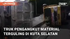Truk pengangkut material limestone terguling di Jalan Uluwatu, Kuta Selata Selasa (6/2/2024). Material limestone yang diangkut truk tumpah ke badan jalan