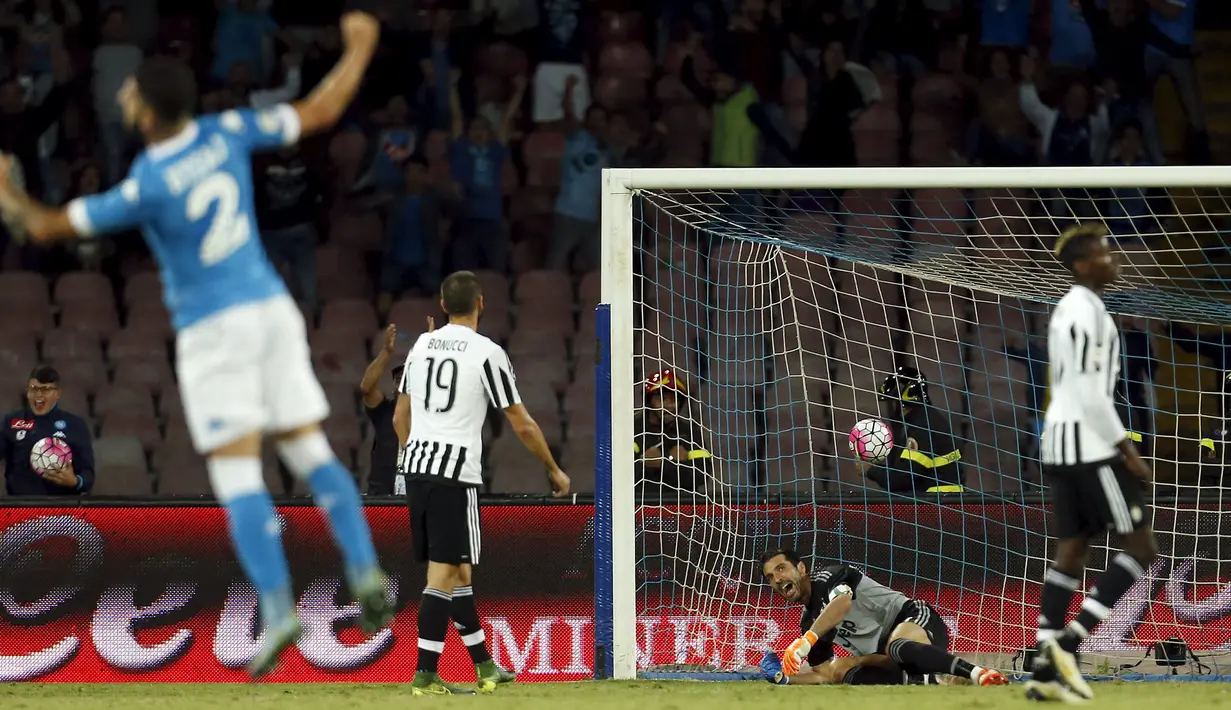 Kiper Juventus, Gianluigi Buffon (kedua kiri) gagal menghalau bola tendangan penyerang Napoli, Lorenzo Insigne pada lanjutan liga Italia di Stadion San Paolo, Minggu (27/9/2015). Napoli menang atas Juventus dengan skor 2-1. (REUTERS/Ciro De Luca)