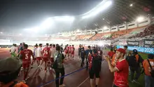 Para pemain Timnas Indonesia bersama pelatih John Herdman dan staf pelatih menghampiri suporter usai laga ketiga Grup A Piala AFF 2026 melawan Vietnam di Stadion Pakansari, Bogor, Senin (3/8/2026) malam WIB. (Kapanlagi.com/Budy Santoso)