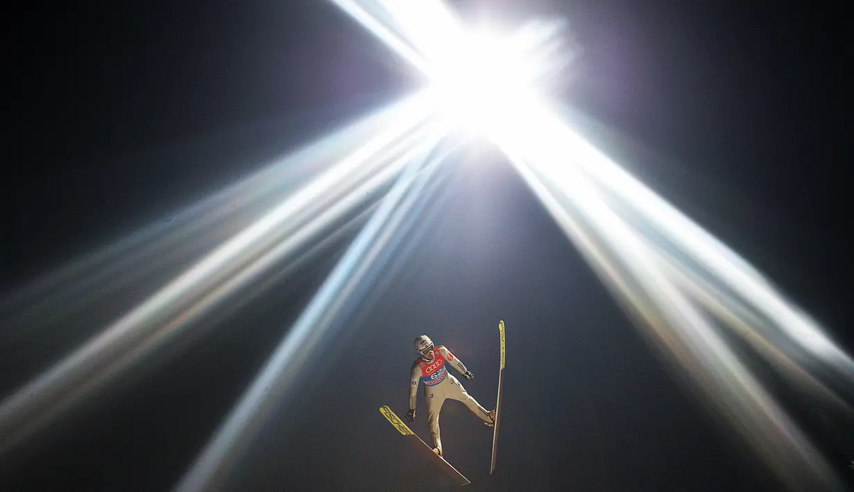 Atlet Norwegia, Kenneth Gangnes, beraksi di nomor Four Hills Piala Dunia Ski Jumping 2016 di Bischofshofen, Austria, (5/1/2016). (AFP/APA/Barbara Gindl/Austria Out)