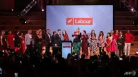 Perdana Menteri Selandia Baru Jacinda Ardern bersama mitranya, Clarke Gayford dan anggota partai Buruh berdiri di pesta Hari Pemilihan Buruh setelah Partai Buruh memenangkan pemilihan umum Selandia Baru di Auckland pada 16 Oktober 2020. (Foto: AFP / Michael Bradley)