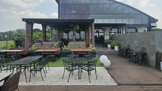 Epicure Sky Terrace - Rooftop Tiga Lantai untuk Sunset dan City Light