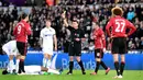 Wasit memberikan kartu kuning kepada Zlatan Ibrahimovic setelah melakukan pelanggaran kepada Leroy Fer saat pertandingan Liga Premier Inggris, Swansea City menjamu Manchester United di Stadion Liberty, Inggris (6/11). (Reuters/Rebecca Naden)