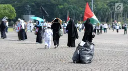 Peserta aksi berjalan meninggalkan halaman Monumen Nasional, Jakarta, Jumat (11/5). Ribuan umat muslim melakukan aksi menyoroti konflik Palestina dan Israel pada perebutan bangunan suci atau Baitul Maqdis di Yerusalem. (Liputan6.com/Helmi Fithriansyah)