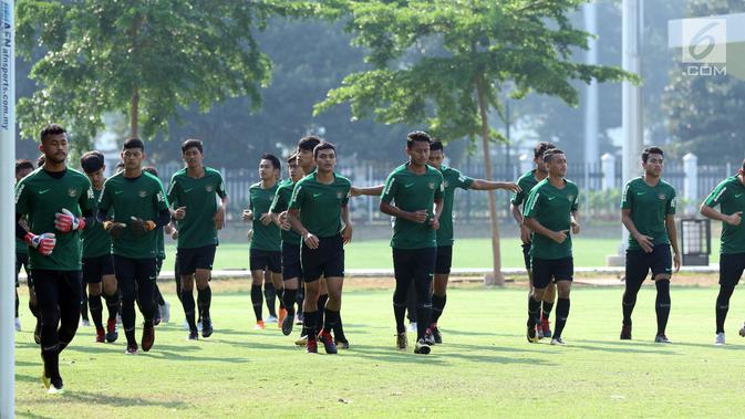 Pemain Timnas Indonesia U-19 berlari kecil jelang latihan di Lapangan B Kompleks GBK, Jakarta, Selasa (18/9). Latihan ini persiapan  PSSI Anniversary Cup U-19 dan Piala AFC U19. (Liputan6.com/Helmi Fithriansyah)