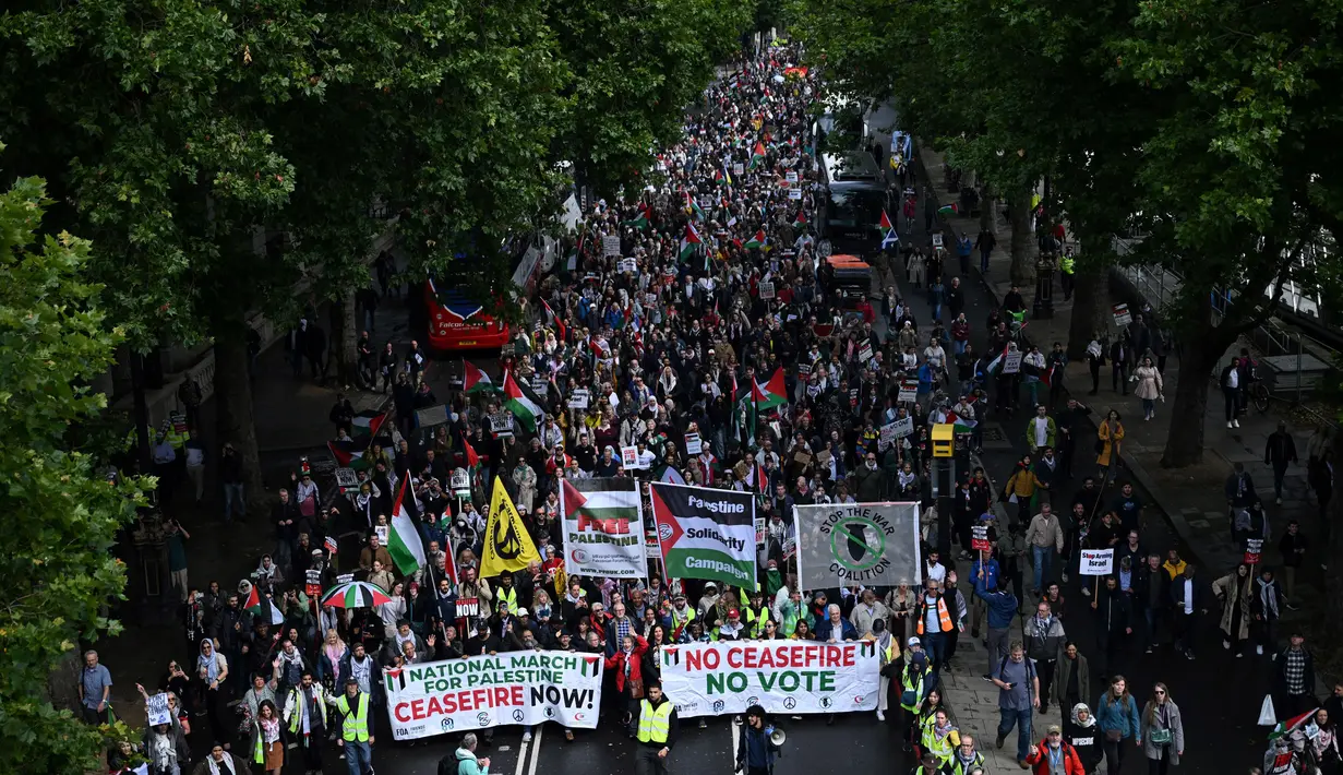 Para pengunjuk rasa pro-Palestina berbaris dalam "Pawai Nasional untuk Gaza", menyerukan "akhiri genosida" dan "hentikan persenjataan Israel", pada tanggal 6 Juli 2024. (JUSTIN TALLIS/AFP)